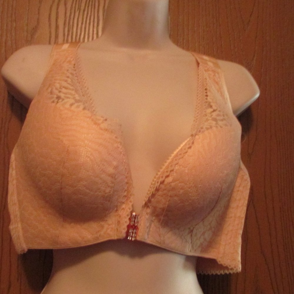 BRA  RAZORBACK. FRONT CLOSE. PEACH.